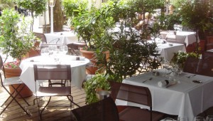 Restaurant-La-Terrasse-Mirabeau-Paris-16-Pierre-Negrevegne-41-705x400